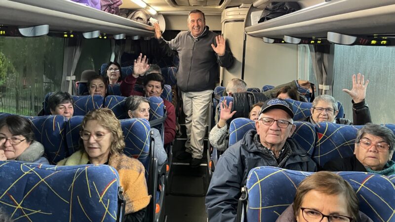 Personas mayores de la comuna inician viaje a Quillón gracias a gestiones del Alcalde Cristian Oses